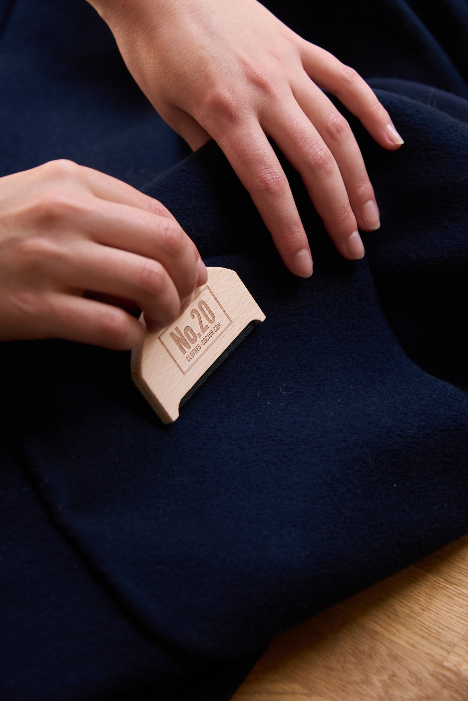 Cashmere de pilling comb in beechwood 