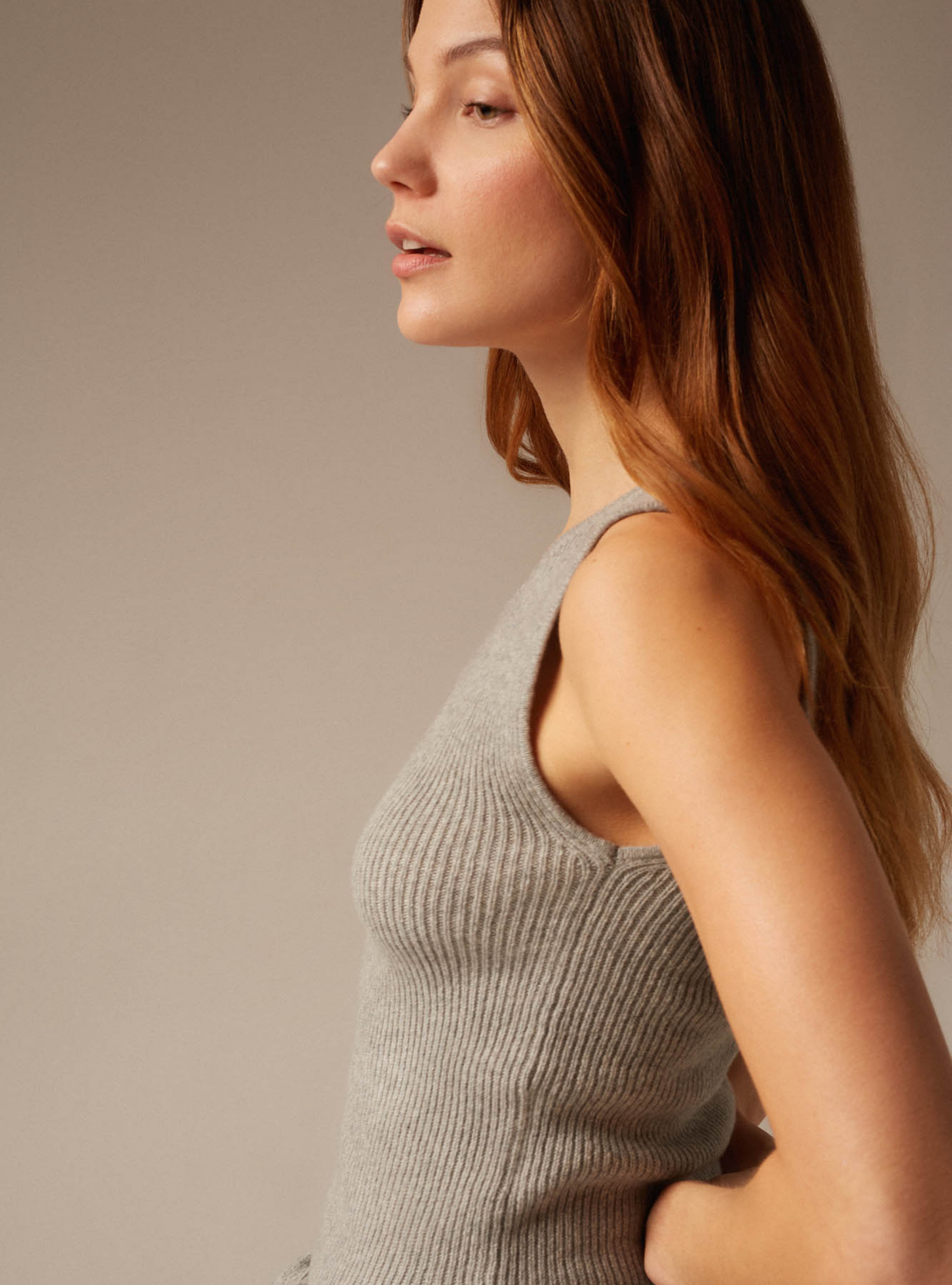 Designer ribbed cashmere tank top in grey