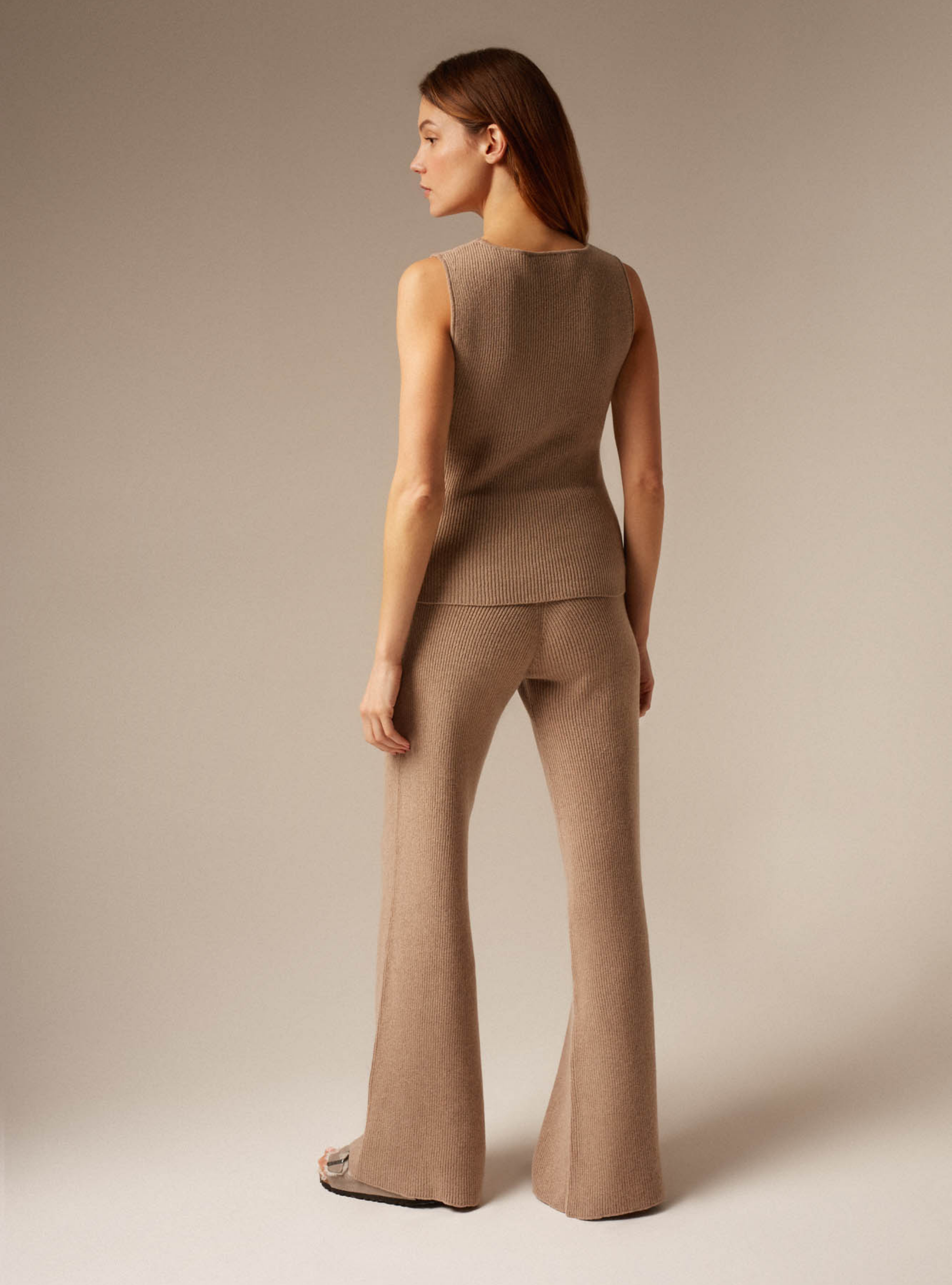 Women's classic cashmere tank top in sand